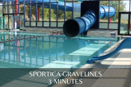 une grande piscine avec toboggan. dans l'établissement GOOD HOME Chez Lulu, plage & centrale, à Gravelines