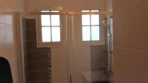 baño con ducha y 2 ventanas en maison de l ile, en Damgan
