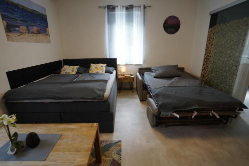 Tempat tidur dalam kamar di Ferienwohnung am Cospudener See