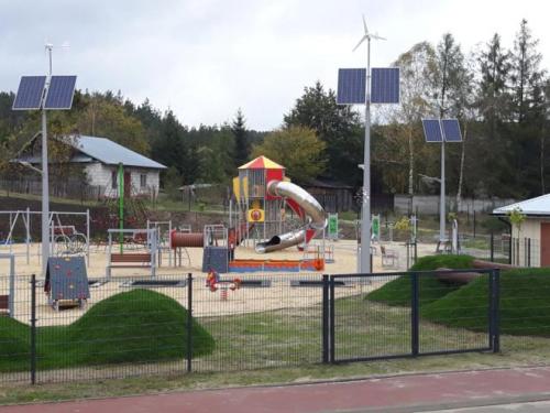 un parco giochi con uno scivolo in un parco di Domek Roztocze a AdamÃ³w