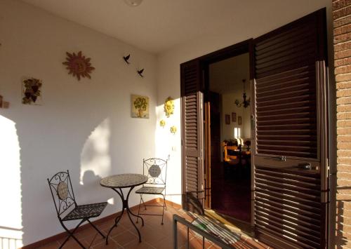 a living room with a table and chairs and a window at Campo del Rosario in Montescudaio