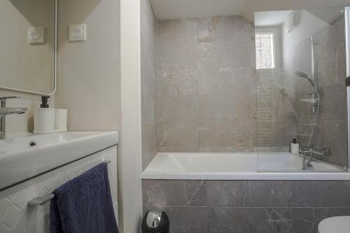 une salle de bain avec une douche, une baignoire et un lavabo dans l'établissement Endoume, Charmant T2 au calme, Terrasse, 13007, à Marseille