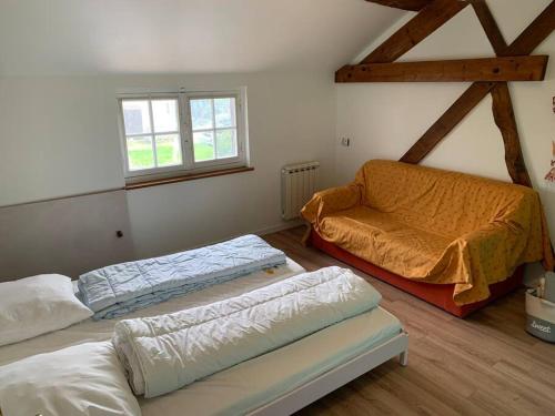 een slaapkamer met 2 bedden en een raam bij Maison de famille au vert classée 3 étoiles in Les Andelys