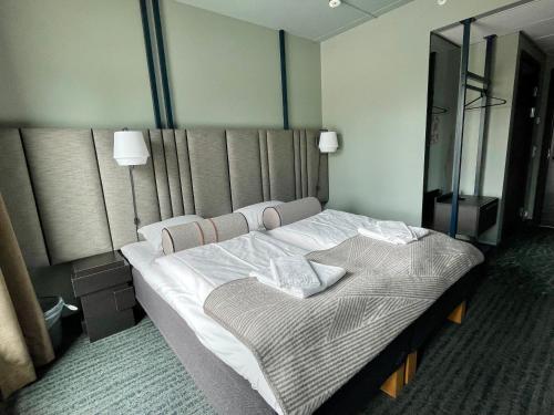 ein Schlafzimmer mit einem großen weißen Bett in einem Zimmer in der Unterkunft Gausta View Lodge in Gaustablikk