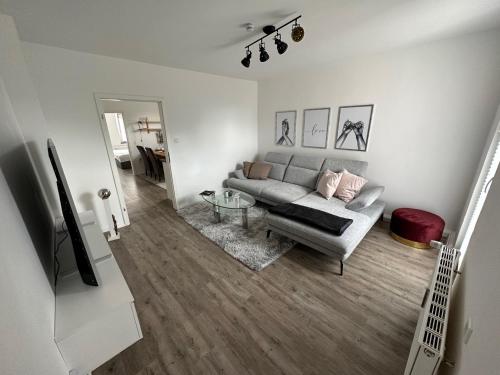 a living room with a couch and a table at Seibels SUITES - Wohnung Ruhrgebiet in Herne