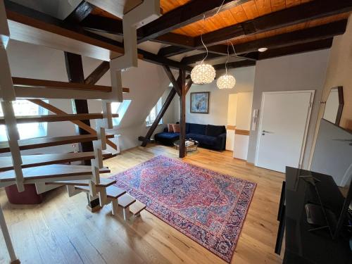 een woonkamer met een trap en een tapijt bij Apartmenthaus am Dom Comfort Suite mit Parkplatz in Zwickau