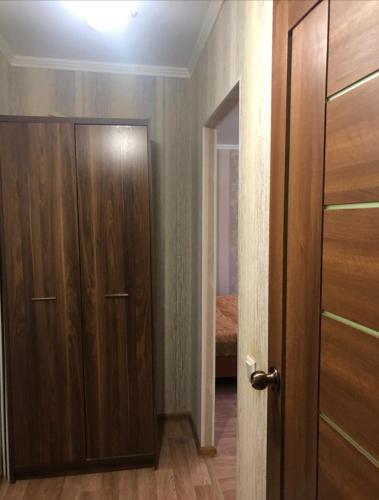 uma sala vazia com uma porta e um quarto em 1 комн. квартира на Есет батыра em Aqtöbe