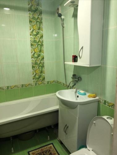 łazienka z umywalką, toaletą i wanną w obiekcie 1 комн. квартира на Есет батыра w mieście Aktobe
