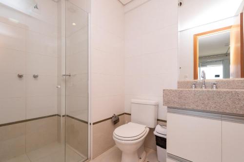 uma casa de banho com um WC, um chuveiro e um lavatório. em Brookfield Tower - BFT em Goiânia