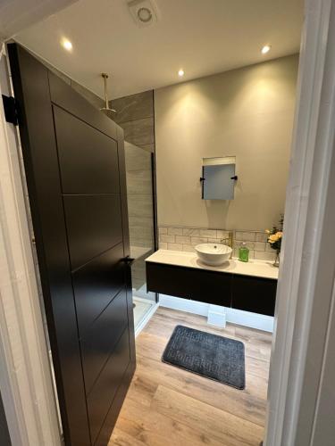 uma casa de banho com um WC e um lavatório em Hamlet Court Apartments 1A em Southend-on-Sea