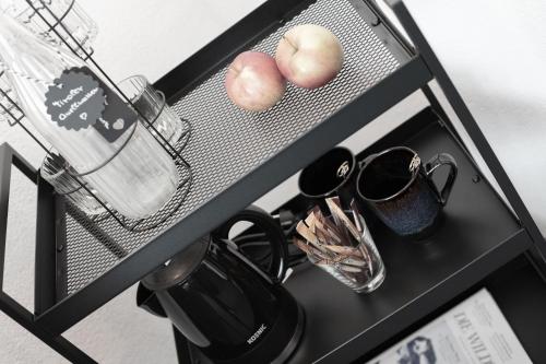 une étagère avec deux tasses et deux œufs dessus dans l'établissement Garni Rustica, à Sölden