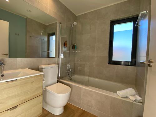 ein Badezimmer mit einem WC, einer Badewanne und einem Waschbecken in der Unterkunft La Reserva de Los Campos in Cadavedo