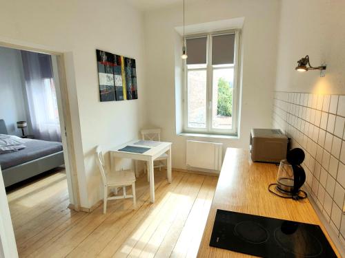 een kleine kamer met een tafel en een bed bij Kazimierz/Old Town Apartment in Krakau