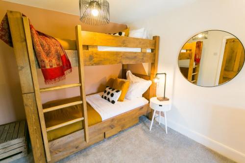 una litera en una habitación con espejo en 3 Greenfield Terrace, en Menai Bridge