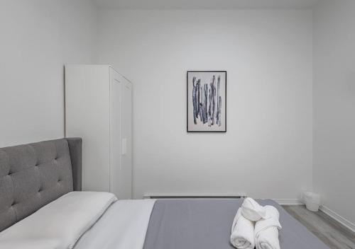 Ένα ή περισσότερα κρεβάτια σε δωμάτιο στο Luxurious 3BD Apt in heart of downtown 5 min walk to Bell Center