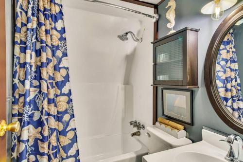baño con cortina de ducha azul y blanco y lavamanos en Table Rock Lake Cabin Black Oak Twin Peaks, en Lampe