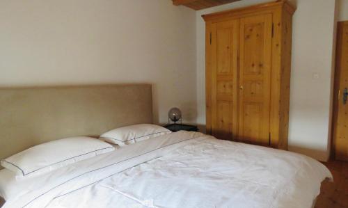 Postel nebo postele na pokoji v ubytování Stilvolle 2,5 Zimmer, Ferienwohnung in Sent