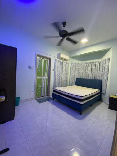Ένα ή περισσότερα κρεβάτια σε δωμάτιο στο Seri Kasturi Apartment