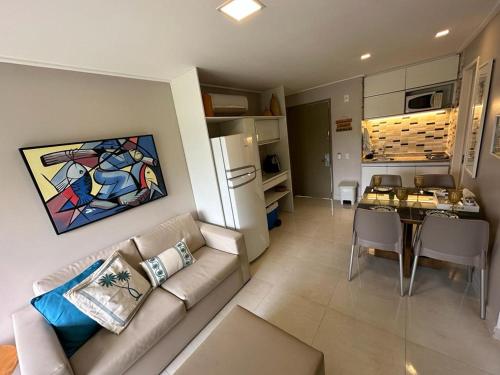 uma sala de estar com um sofá e uma mesa em Porto de Galinhas-Muro Alto Resort em Porto de Galinhas