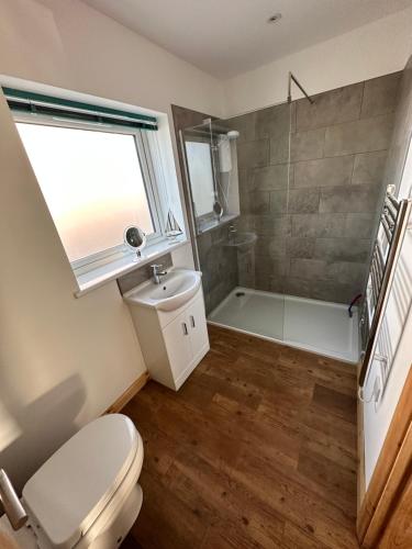 a bathroom with a toilet and a sink and a tub at Seashell Cottage - Dog friendly 1 bed cottage close to the sea in Hornsea