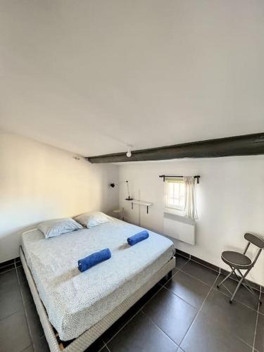 une chambre avec un lit, une table et des chaises dans l'établissement Très Agréable T2 - Lumineux-Toit Terrasse-Centre, à Marseille