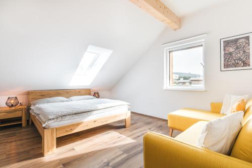 Tempat tidur dalam kamar di Apartments Schöneben
