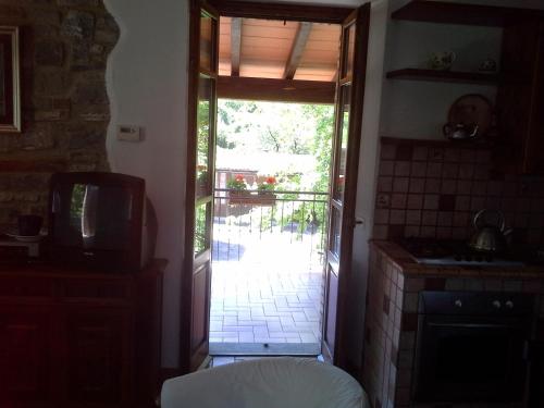 Dapur atau dapur kecil di Refurbished 3 Bedroom Farmhouse in Emilia