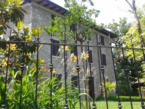 Taman di luar Refurbished 3 Bedroom Farmhouse in Emilia