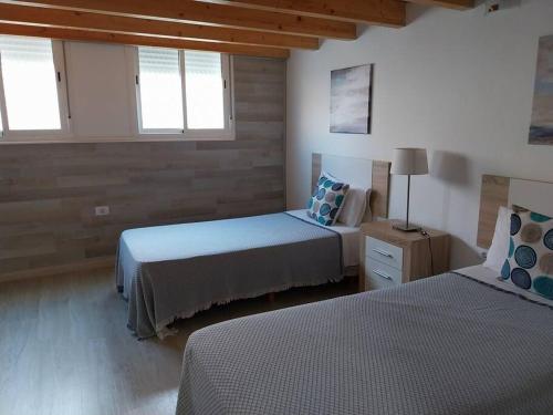 1 dormitorio con 2 camas y 2 ventanas en Loft moderno en Fuerteventura, en Puerto del Rosario