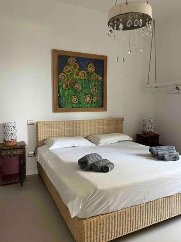 - une chambre avec un grand lit orné d'une peinture murale dans l'établissement Casa La Pineta, à Santa Cesarea Terme
