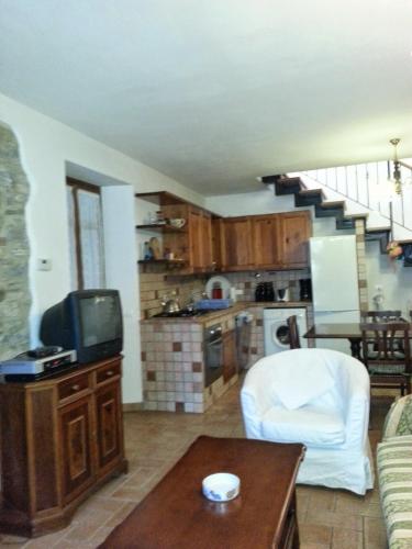 Dapur atau dapur kecil di Refurbished 3 Bedroom Farmhouse in Emilia