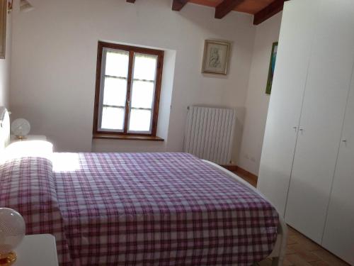 Katil atau katil-katil dalam bilik di Refurbished 3 Bedroom Farmhouse in Emilia