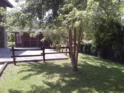 Taman di luar Refurbished 3 Bedroom Farmhouse in Emilia
