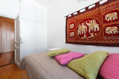 een bed met twee kussens in een kamer bij 3 Lovely rooms in Helsinki center. in Helsinki