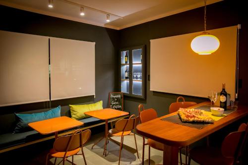 uma sala de jantar com cadeiras laranja e uma mesa em Casa Rafaela Mendoza parque y ciudad em Mendoza