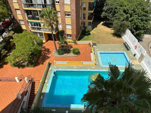 vista sul soffitto di una piscina di fronte a un edificio di Apartamento moderno Centro de Marbella a Marbella