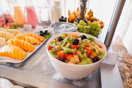 een schaal met groenten en fruit op een buffet bij Quality Suites Natal in Natal