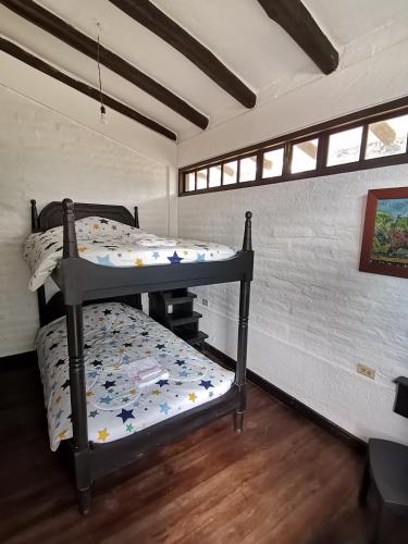 Bunk bed o mga bunk bed sa kuwarto sa La Granja de Papá Alberto