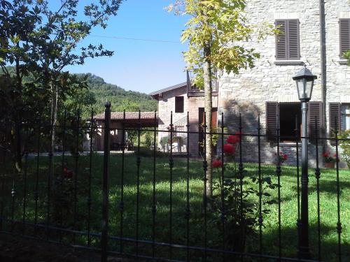 Zahrada ubytování A fine 2 bedroom stone house in Emila