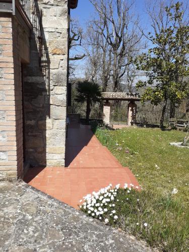 Zahrada ubytování A fine 2 bedroom stone house in Emila