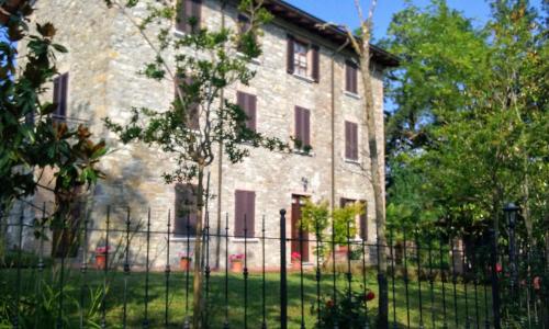 Zahrada ubytování A fine 2 bedroom stone house in Emila