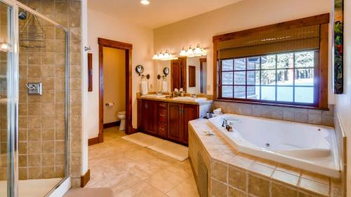a large bathroom with a tub and a shower at Breckenberg Haus in Breckenridge