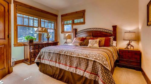 a bedroom with a bed and a window at Breckenberg Haus in Breckenridge