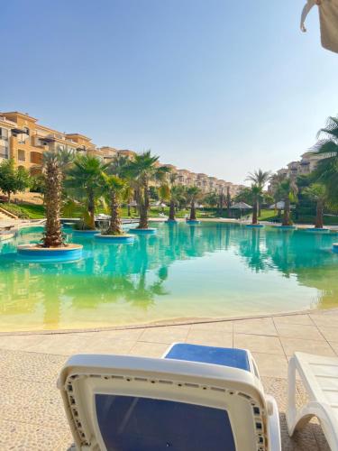 un monitor de ordenador sentado frente a una piscina en Ultra Luxury 3BR with Pools ,Sports ,Dining in Gated compound, Close to all sites, en El Cairo