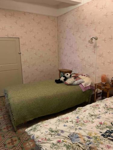 une chambre avec un lit avec un animal en peluche dessus dans l'établissement Byhus - det genuina Frankrike, à Laurens