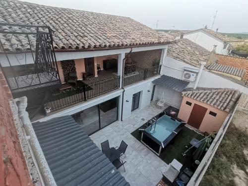 una vista aérea de una casa con piscina en CASA BOUTIQUE LOS MONEGROS 