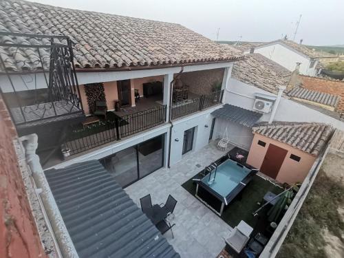 una vista aérea de una casa con piscina en CASA BOUTIQUE LOS MONEGROS, 