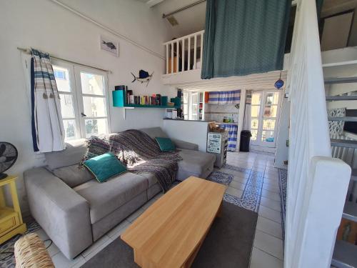 un salon avec un canapé et une table dans l'établissement La tour de gais, à Sète