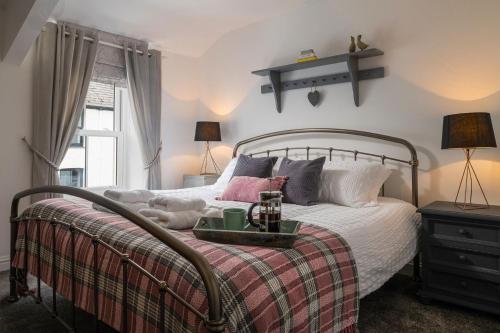 - une chambre avec un lit et un plateau dans l'établissement Gwyndy, à Beaumaris