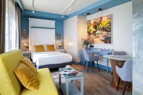una camera d'albergo con letto e tavolo di La Rosa de la Alfalfa a Siviglia